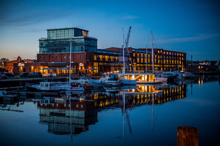 Boote am Abend vor der Marina Newport