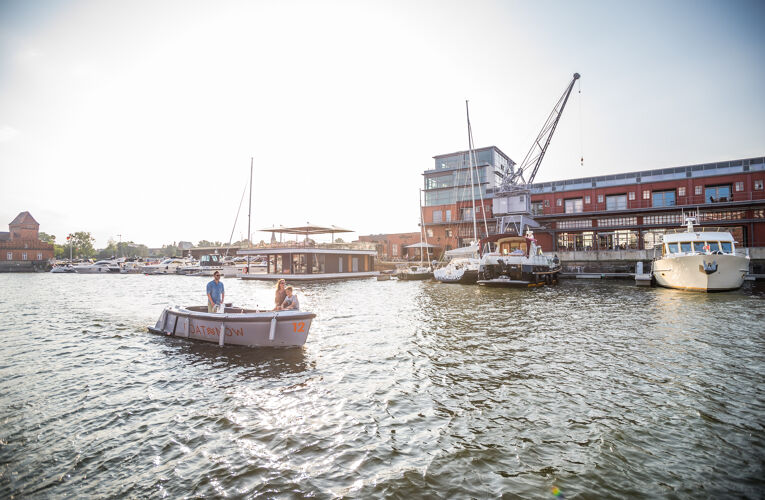 Familie fährt BoatNow im Hafen