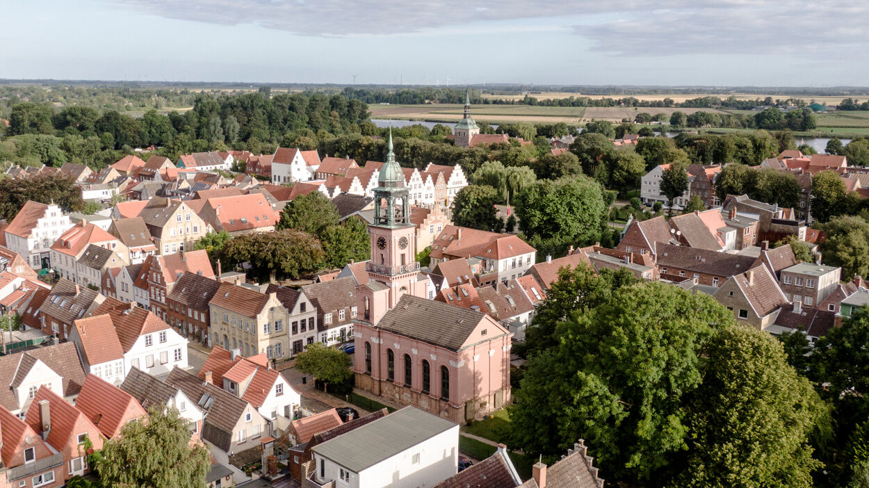 Luftaufnahme von Friedrichstadt und der Remonstrantenkirche
