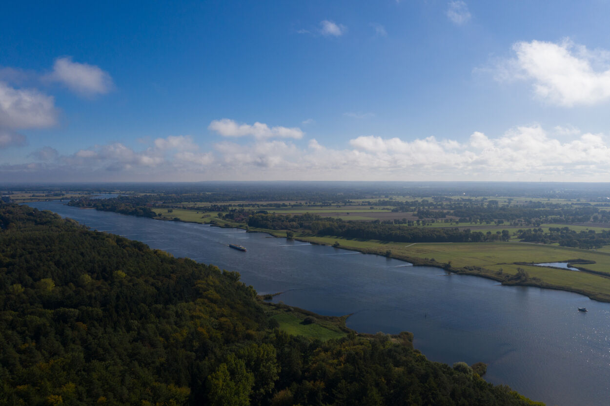 Luftaufnahme von der Elbe nahe Lauenburg