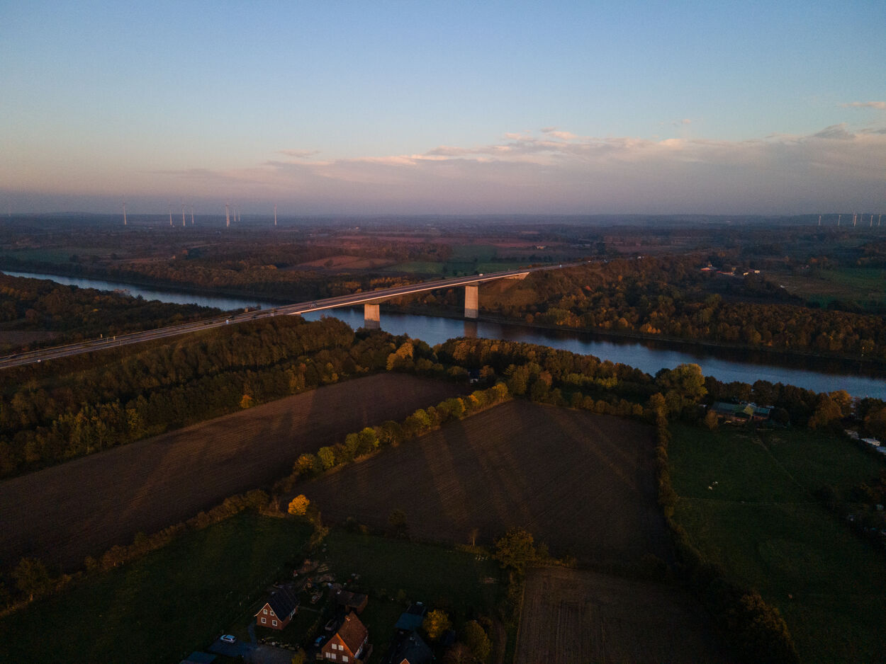 Luftaufnahme vom Nord-Ostsee-Kanal bei Hohenhörn im Sonnenuntergang,