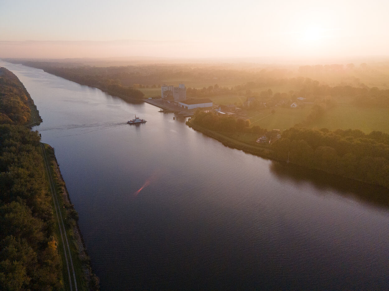 Luftaufnahme vom Nord-Ostsee-Kanal bei Hohenhörn im Sonnenuntergang.