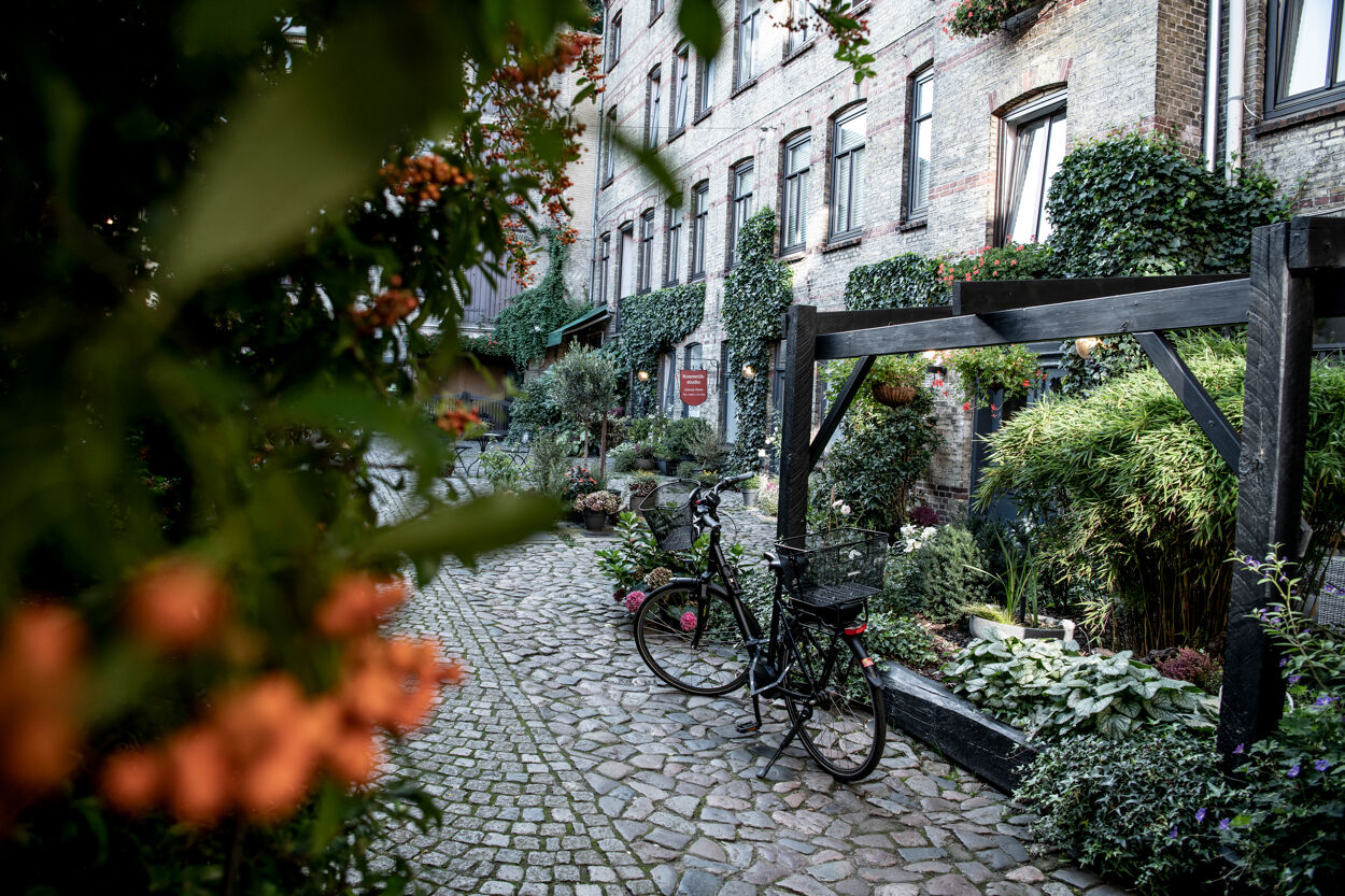 Ein Fahrrad steht in einer kleinen Gasse in Flensburg.