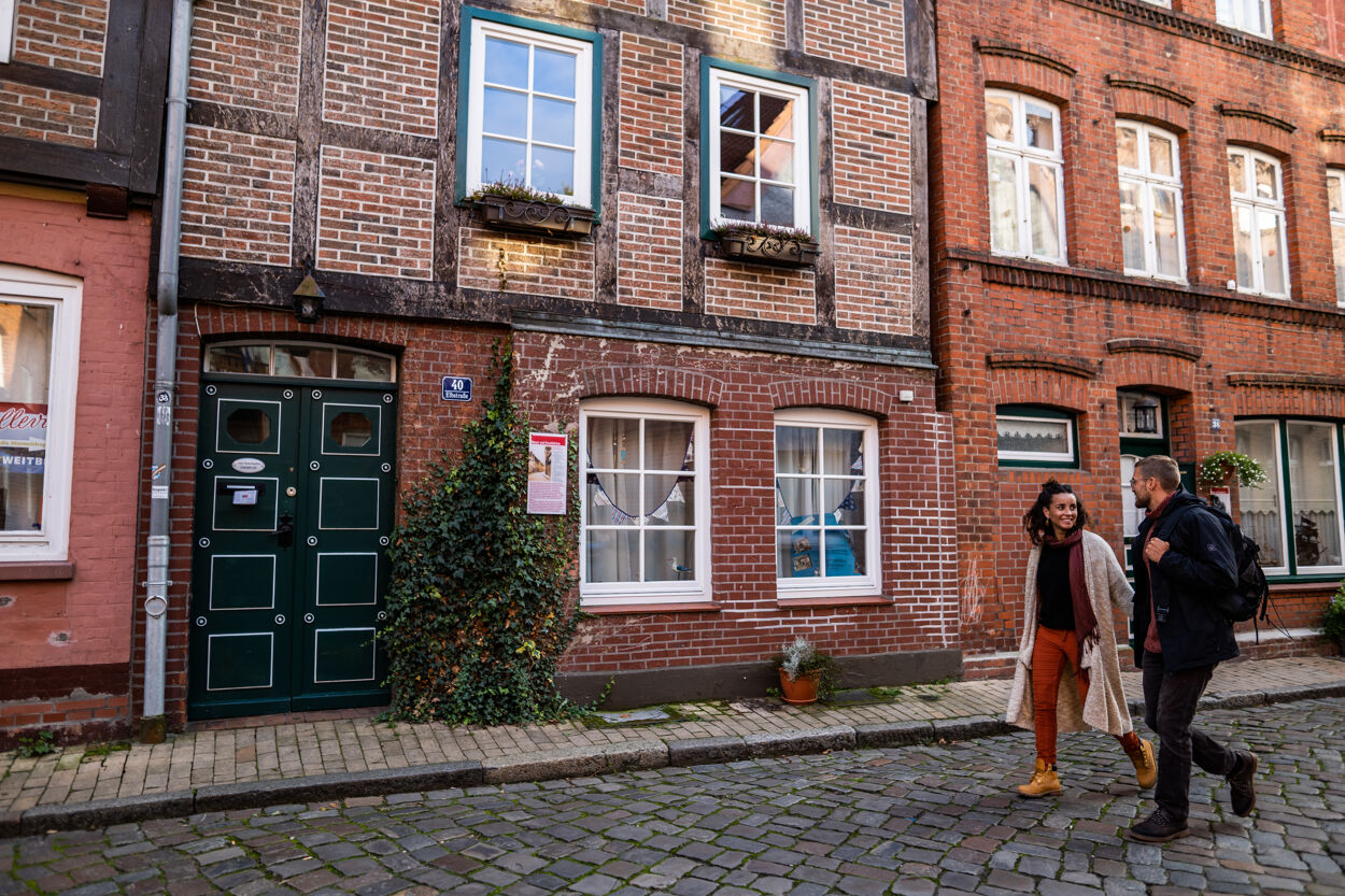 Eine Frau und ein Mann schlendern durch die Altstadt von Lauenburg