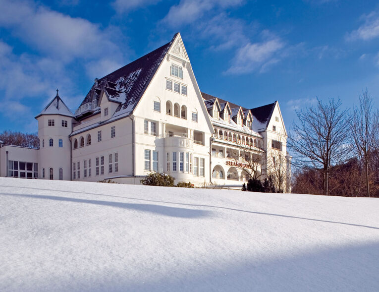 strandhotel-gluecksburg-ostsee-aussenansicht-winter