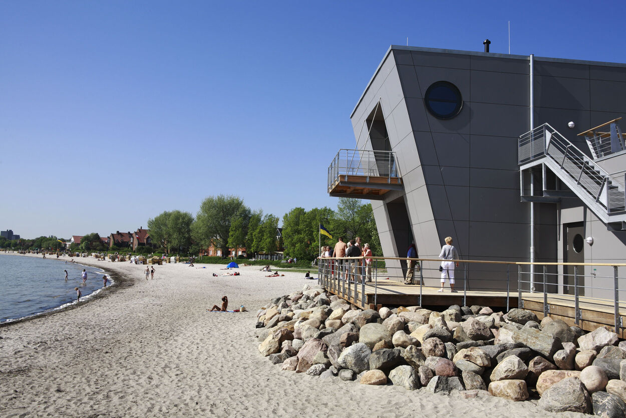 Ostsee Info-Center Eckernfoerde - Ansicht vom Strand aus
