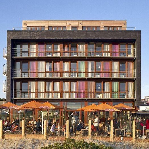 Das StrandGut Hotel in St. Peter-Ording liegt direkt an der Kurpromenade mit Blick auf den Strand.