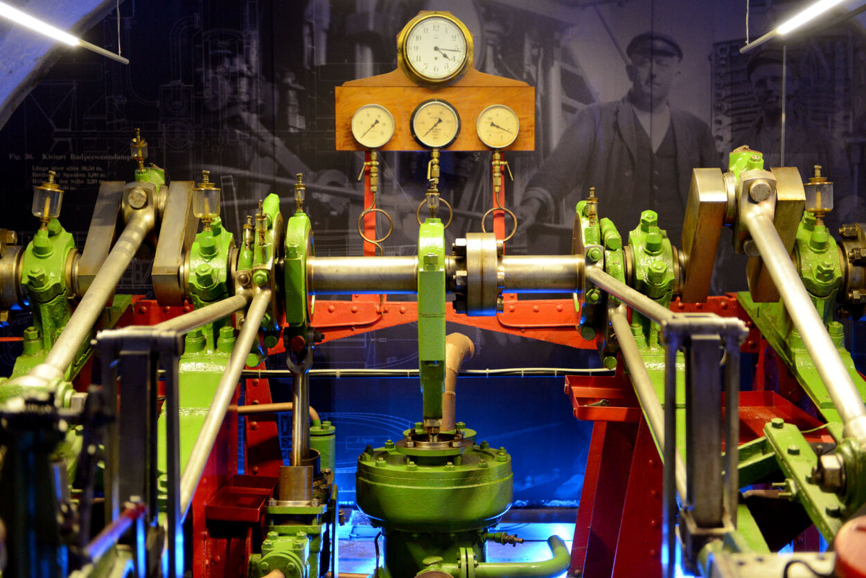 Dampfmaschine in der Schartzkammer der Schiffsantriebe des Elbschifffahrtsmuseums