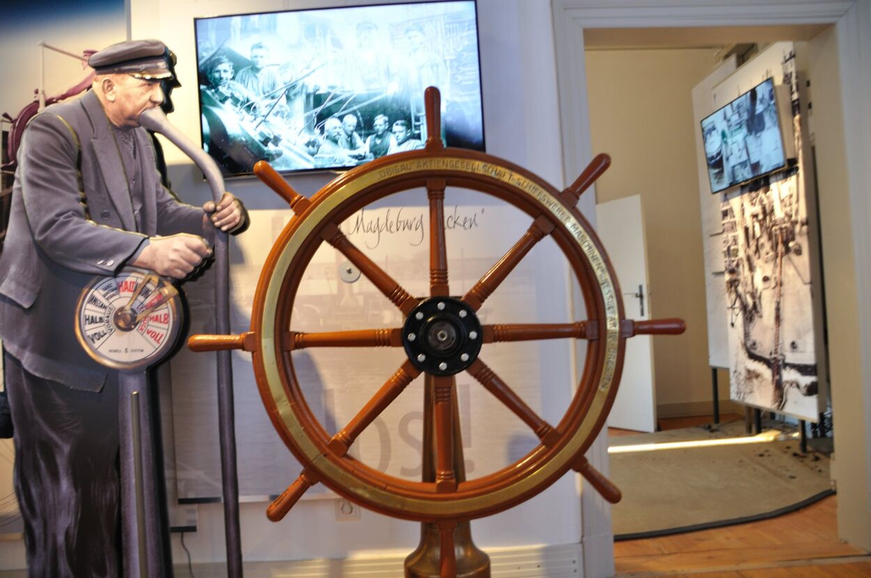 Lebensgroßes Foto eines Schiffsführers im Elbschifffahrtsmuseum