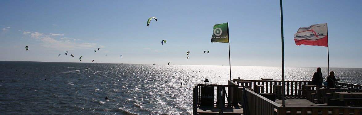 Kiter der Wassersportschule Büsum in der Nordsee