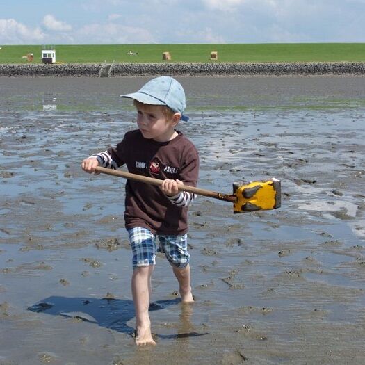 Kind spielt im Wattenmeer an der Nordsee