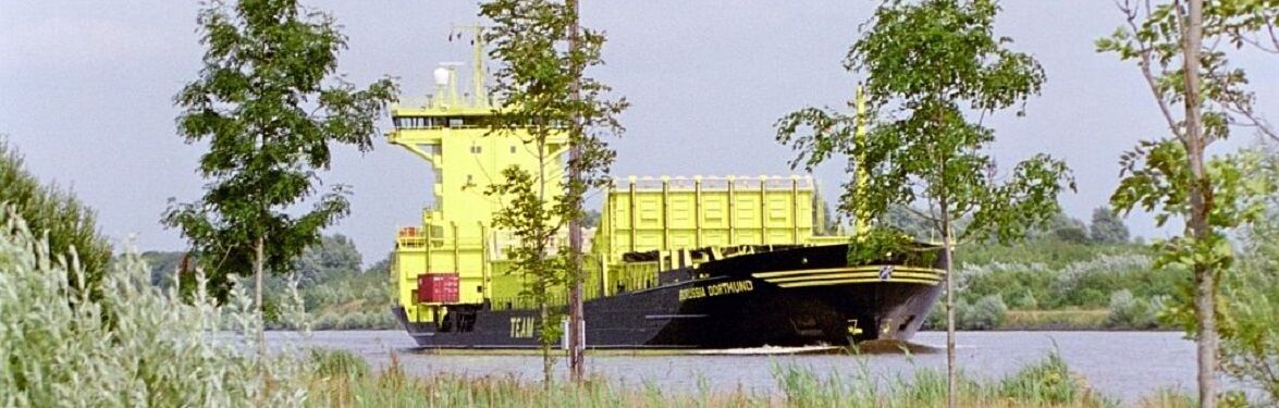 Ein großes Schiff auf dem Nord-Ostsee-Kanal