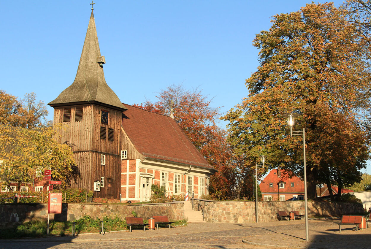St. Salvatoris Kirche im Herbst