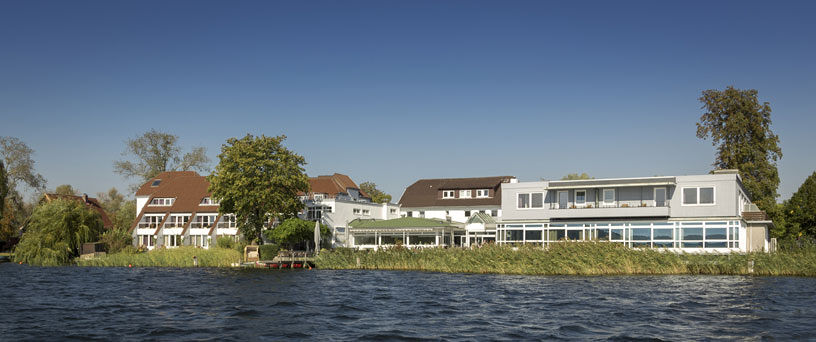 Aussenansicht vom See auf das Hotel "Der Seehof" in Ratzeburg.