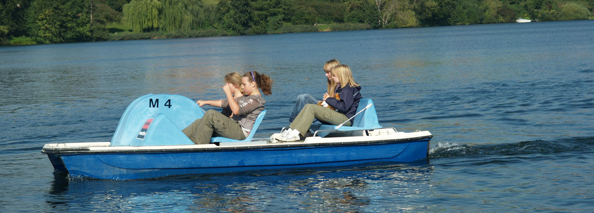 Ganz klassisch ist man mit dem Tretboot auf dem Ratzeburger See unterwegs.