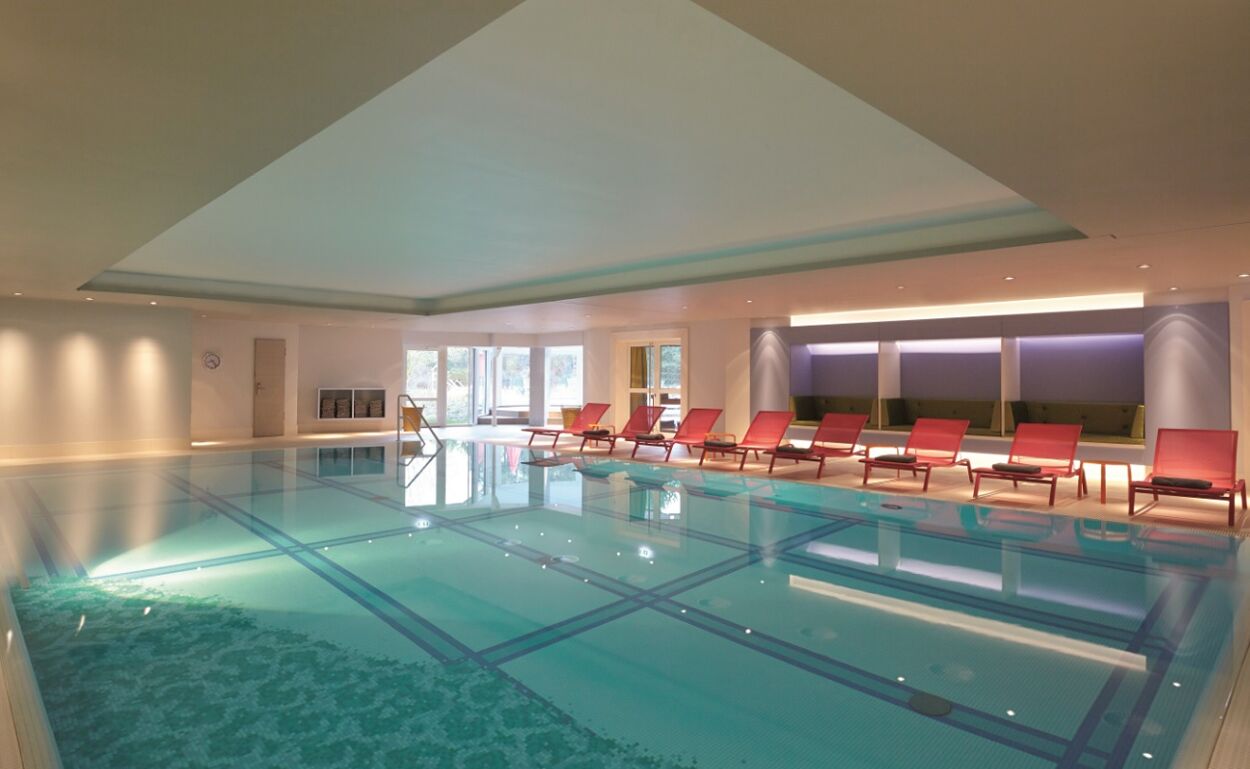 Schwimmhalle im Wellnessbereich im AALERNHÜS hotel & spa in St. Peter-Ording an der Nordsee