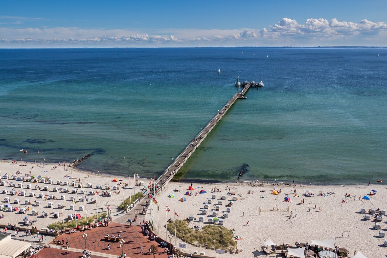 Luftbild von der Seebrücke in Grömitz und dem Strand