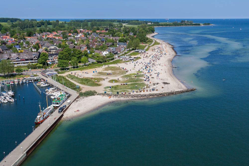 Luftbild vom Strand vom Ostseebad Strande