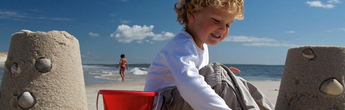 Kind spielt im Sand auf Sylt